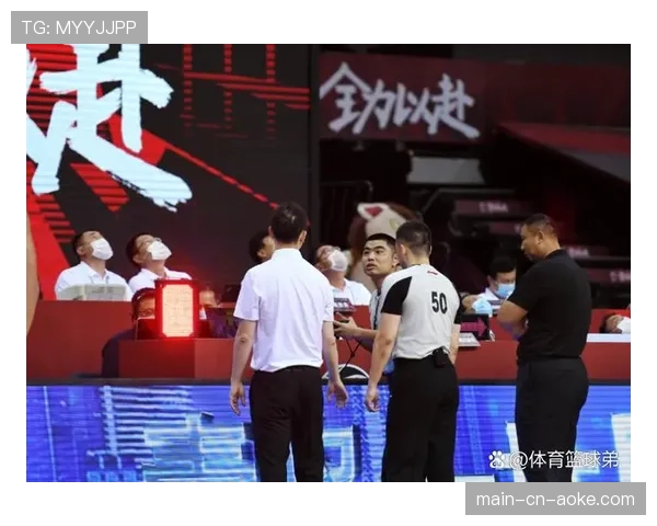 球迷因向场内投掷杂物干扰对方快速反击,被警方逮捕并禁止观赛 球迷因向场内投掷杂物干扰对方快速反击,被警方逮捕并禁止观赛